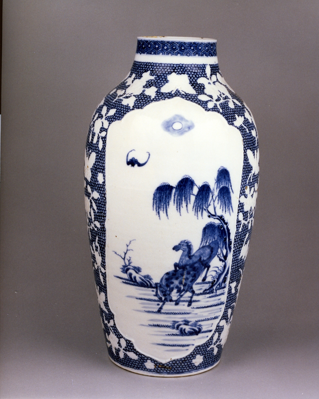 motivi decorativi vegetali e animali (vaso) - manifattura cinese (sec. XVIII)