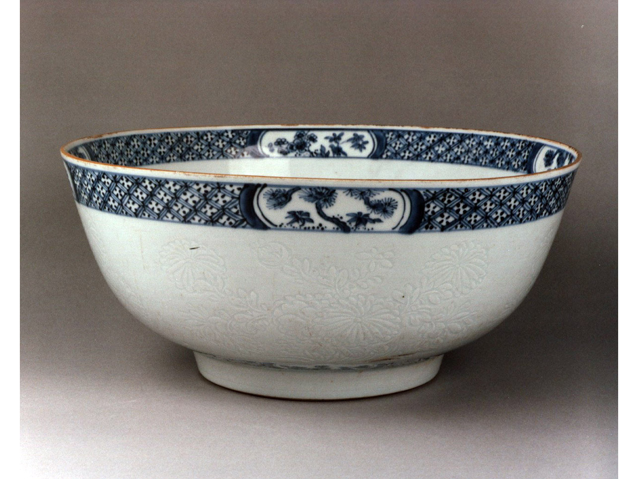 motivi decorativi geometrici e vegetali (coppa) - manifattura cinese (secc. XVII/ XVIII)