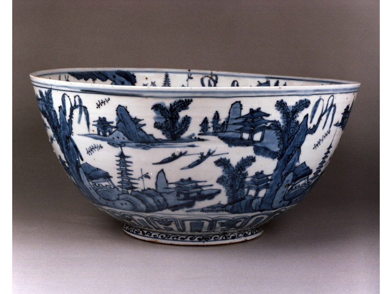 motivi decorativi vegetali (coppa) - manifattura cinese (secc. XVI/ XVII)