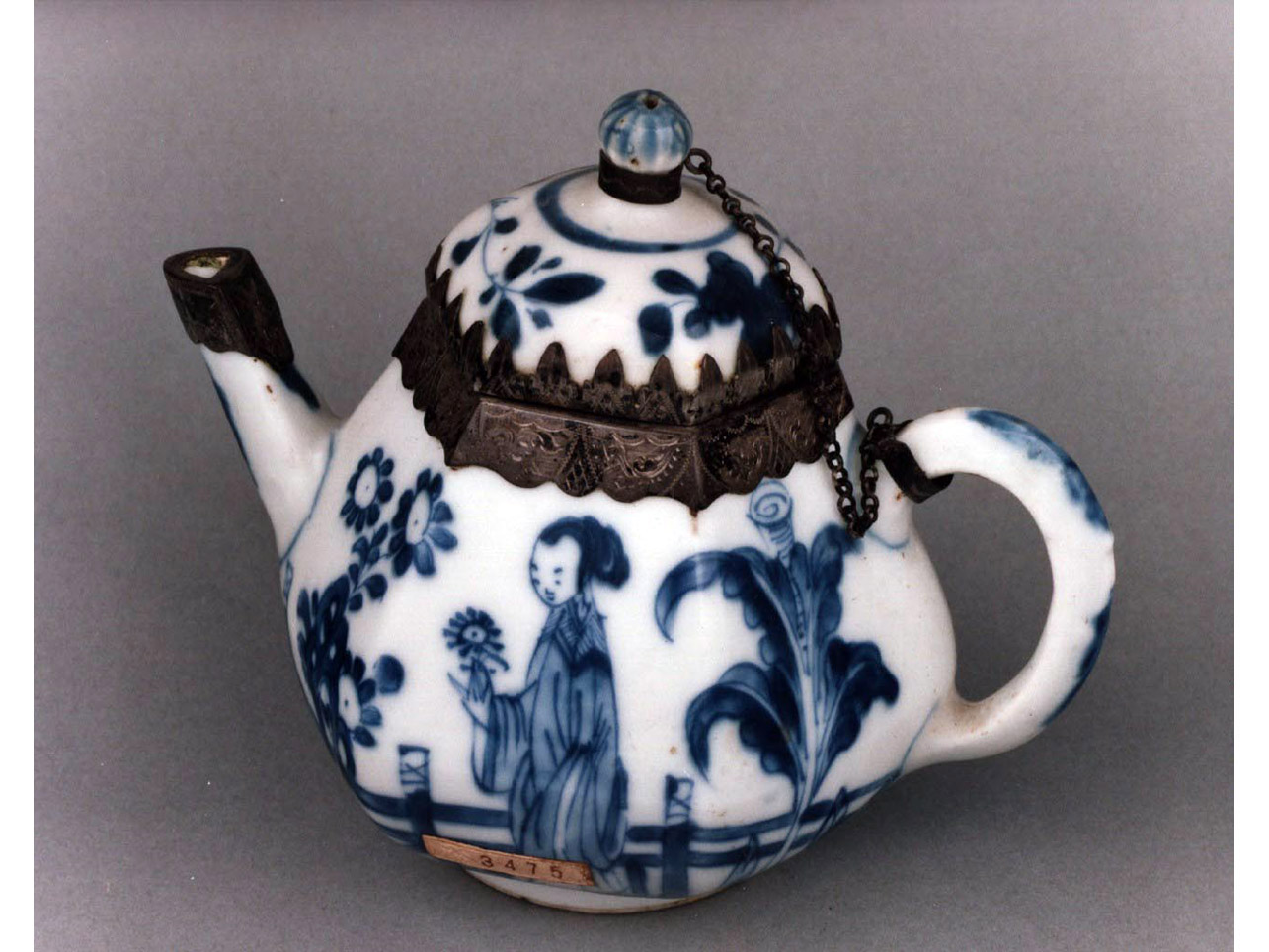 paesaggio figure femminil/ motivi decorativi floreali (teiera) - manifattura cinese, produzione europea (secc. XVII/ XVIII)