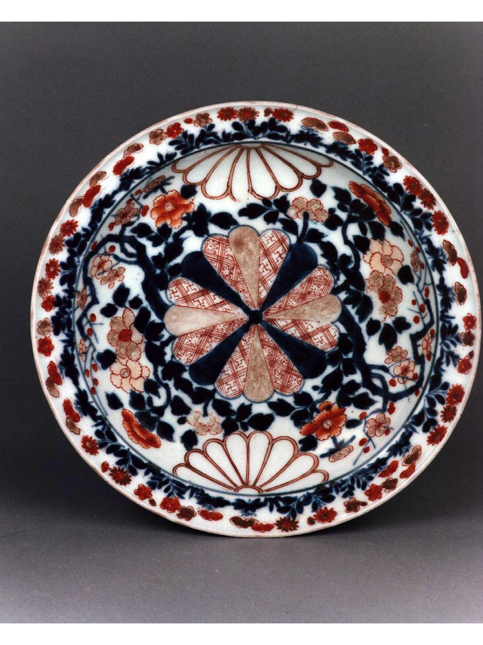 motivi decorativi vegetali (piatto) - manifattura giapponese (sec. XVIII)