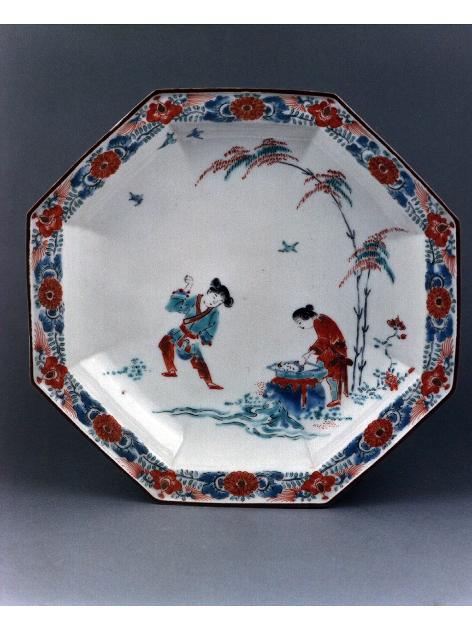 paesaggio con figure/ motivi decorativi floreali (piatto) - manifattura di Arita (sec. XVIII)
