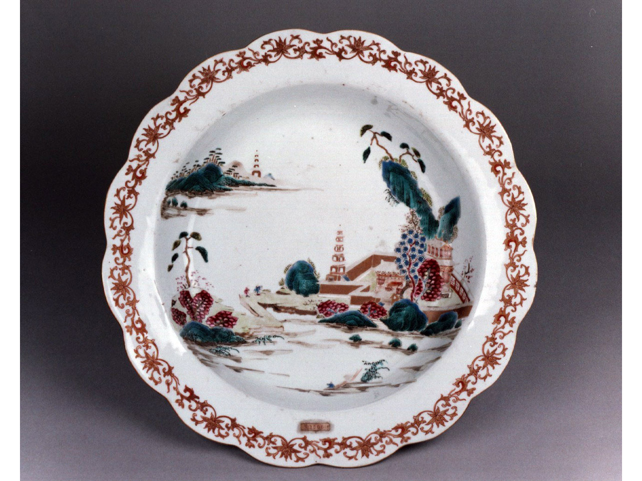 paesaggio/ motivo decorativo floreale (piatto) - manifattura cinese (sec. XVIII)