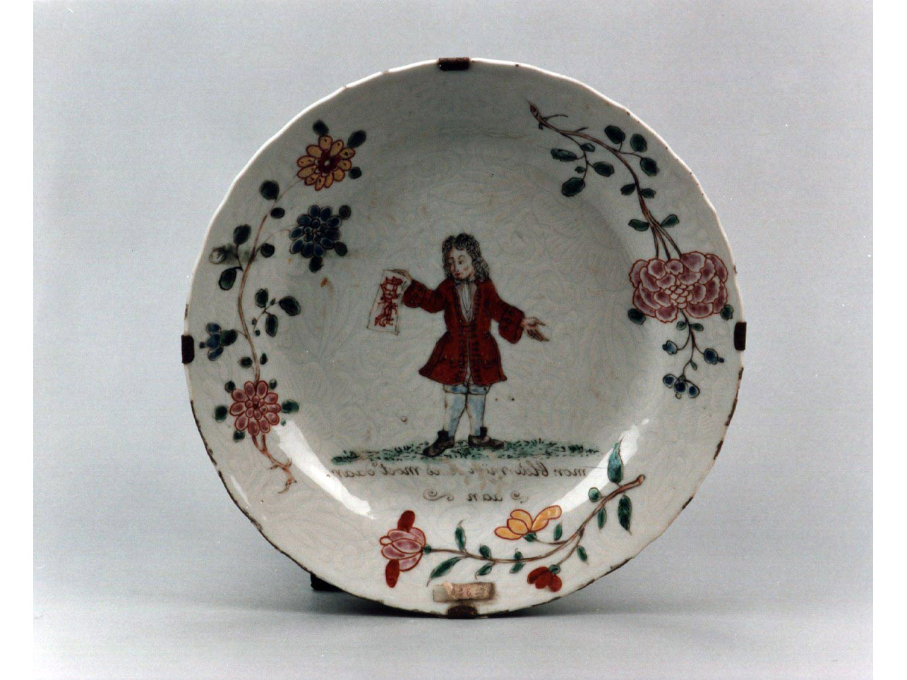 figura di gentiluomo/ motivi decorativi floreali (piatto) - manifattura olandese, manifattura cinese (sec. XVIII)
