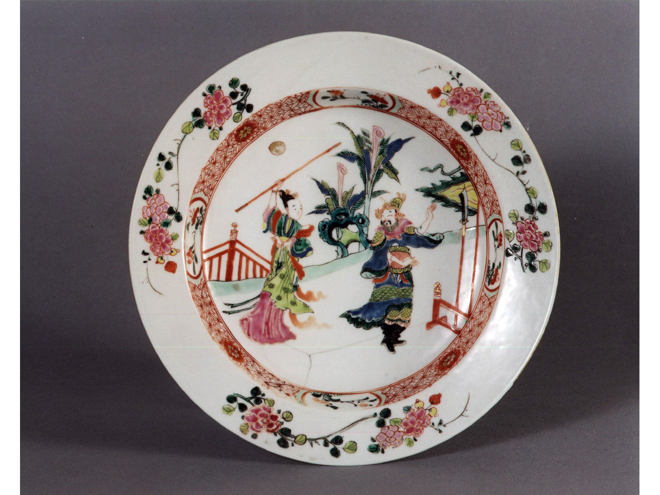 paesaggio con guerriero e dama/ motivi decorativi floreali (piatto) - manifattura cinese (sec. XVIII)