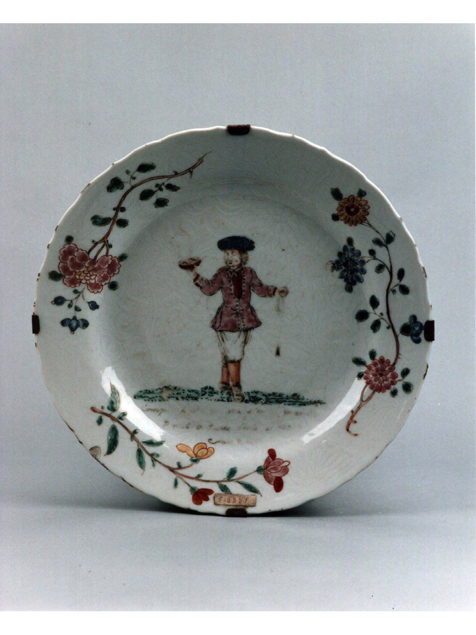 figura di gentiluomo/ motivi decorativi floreali (piatto) - manifattura olandese, manifattura cinese (sec. XVIII)