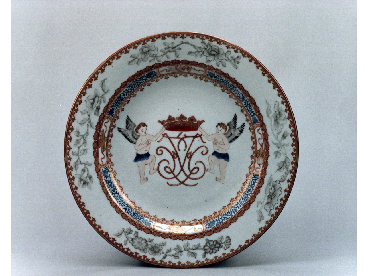 stemma gentilizio/ motivi decorativi floreali (piatto) - manifattura cinese (sec. XVIII)