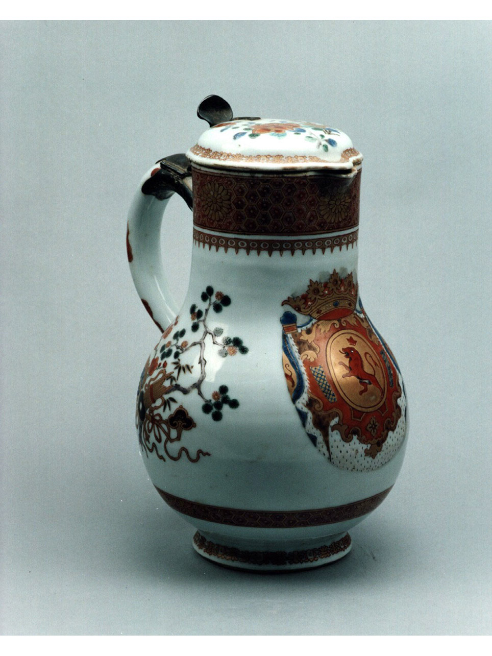 stemma gentilizio/ motivi decorativi floreali (brocca) - manifattura cinese, produzione europea (secondo quarto sec. XVIII)