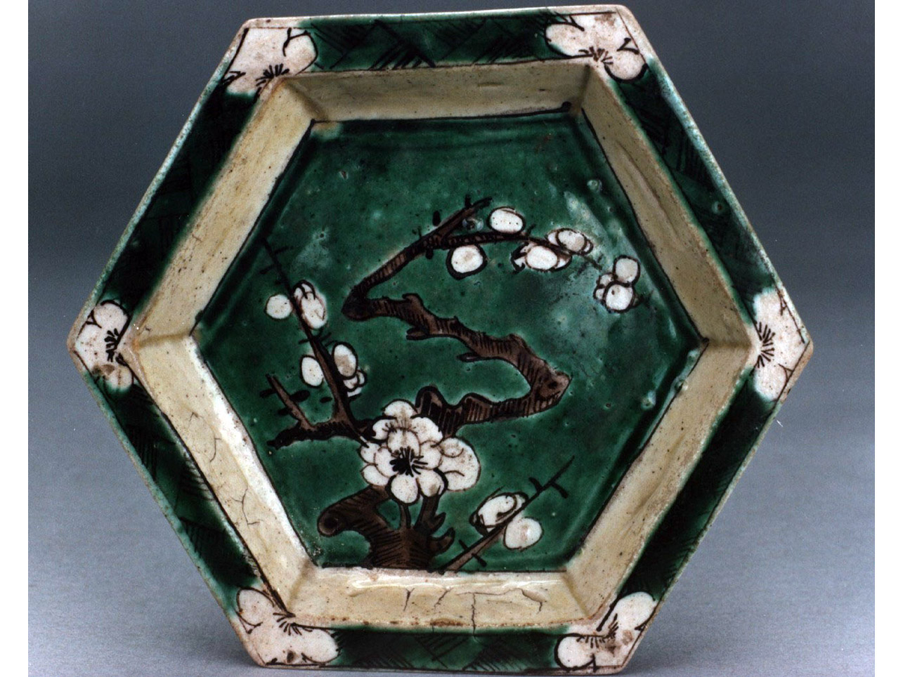 motivi decorativi floreali (piattino) - manifattura cinese (secc. XVII/ XVIII)