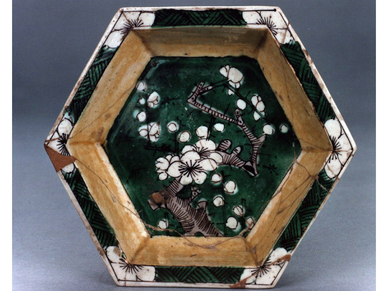 motivi decorativi floreali (piattino) - manifattura cinese (secc. XVII/ XVIII)