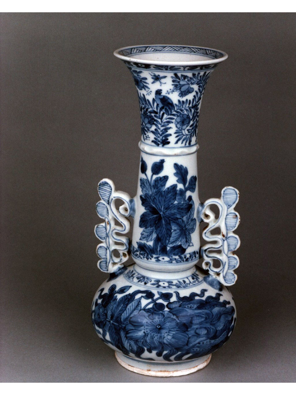 motivi decorativi vegetali e animali (bottiglia) - manifattura cinese (secc. XVII/ XVIII)