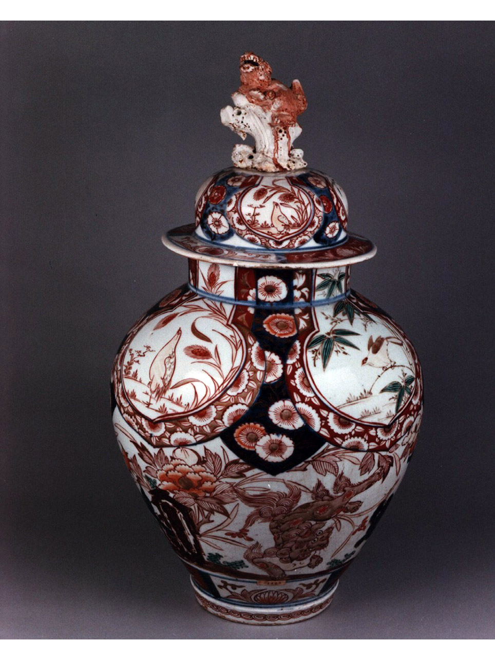 motivi decorativi vegetali e animali (vaso) - manifattura di Arita (secc. XVII/ XVIII)