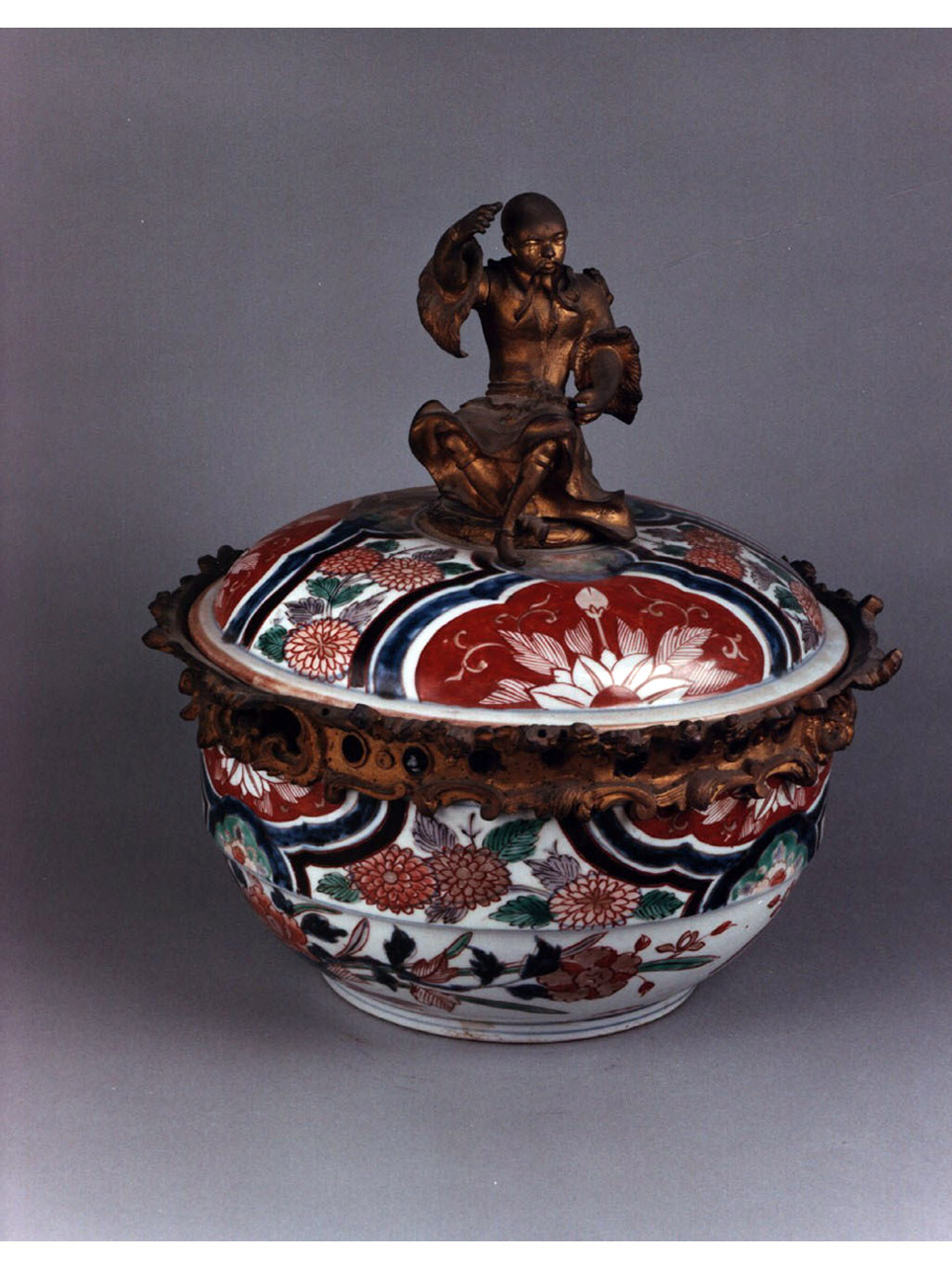 figura maschile/ motivi decorativi fitomorfi (pot-pourri) - manifattura di Arita, produzione europea (sec. XVIII)