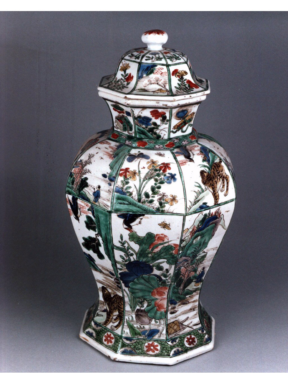 motivi decorativi vegetali e animali (vaso) - manifattura cinese (primo quarto sec. XVIII)