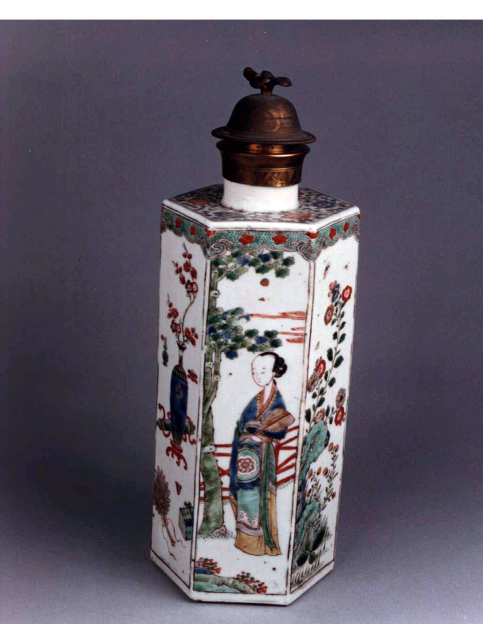 figure femminili/ motivi decorativi vegetali (bottiglia) - manifattura cinese, produzione europea (sec. XVIII)