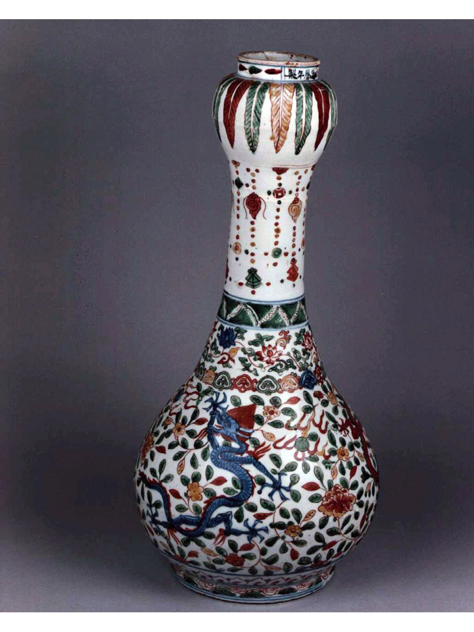 motivi decorativi vegetali e animali (vaso) - manifattura cinese (secc. XVI/ XVII)