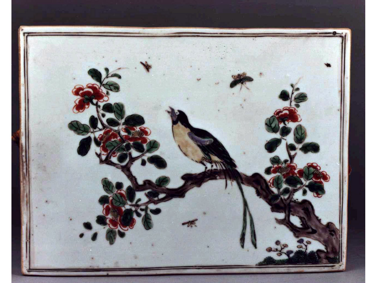 uccello su ramo fiorito (formella) - manifattura cinese (secc. XVII/ XVIII)