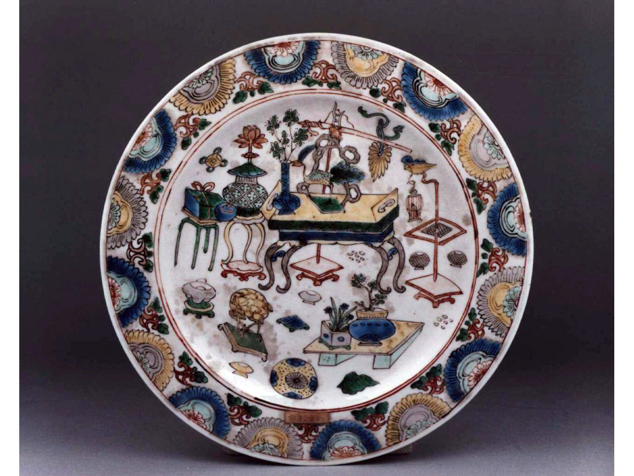 natura morta/ motivi decorativi floreali (piatto) - manifattura cinese (secc. XVII/ XVIII)