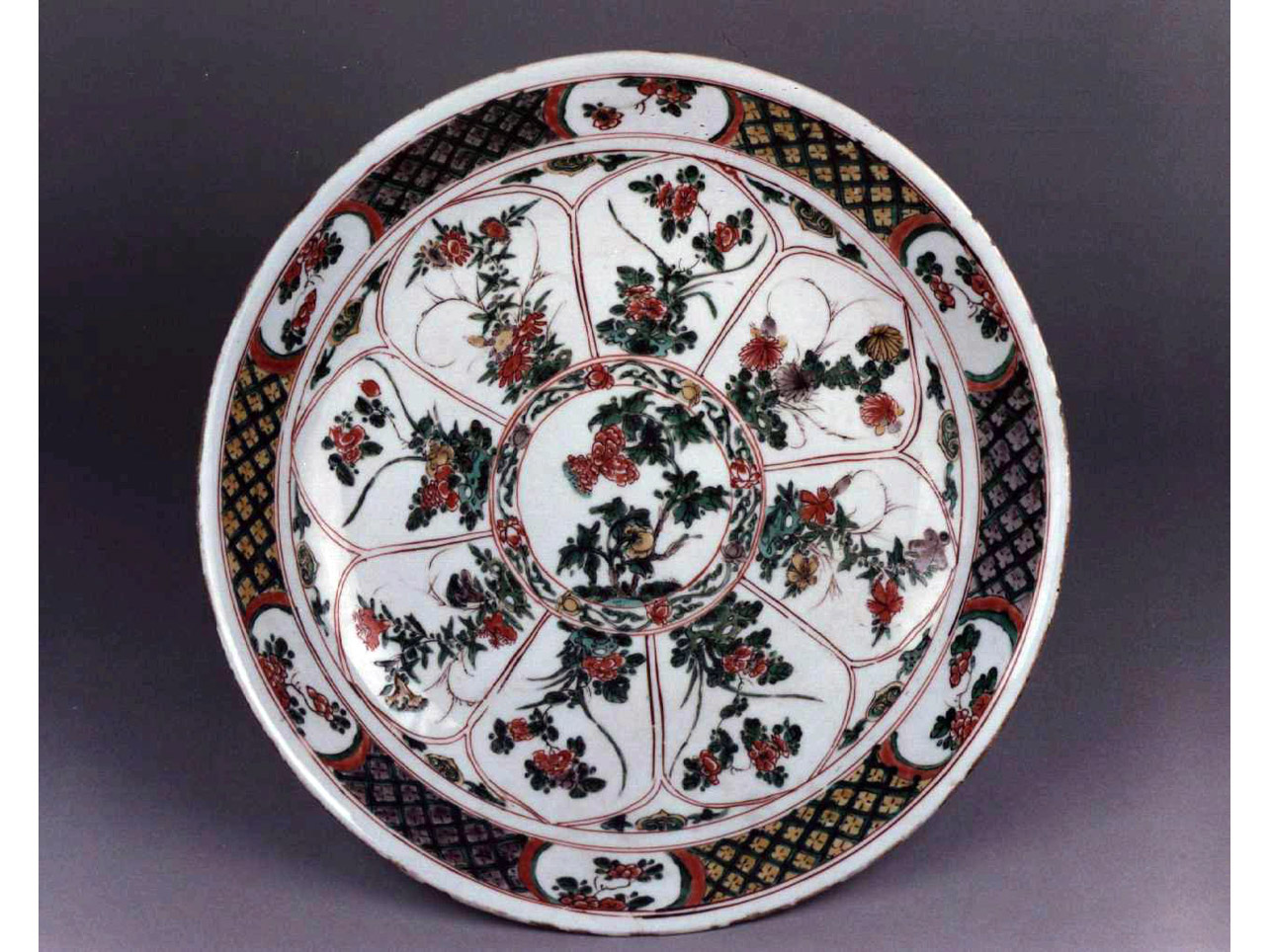 motivi decorativi vegetali (piatto) - manifattura cinese (secc. XVII/ XVIII)