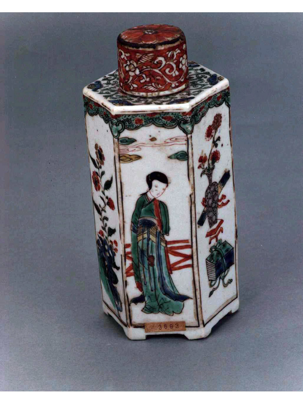 figure femminili/ motivi decorativi vegetali (barattolo) - manifattura cinese (sec. XVIII)