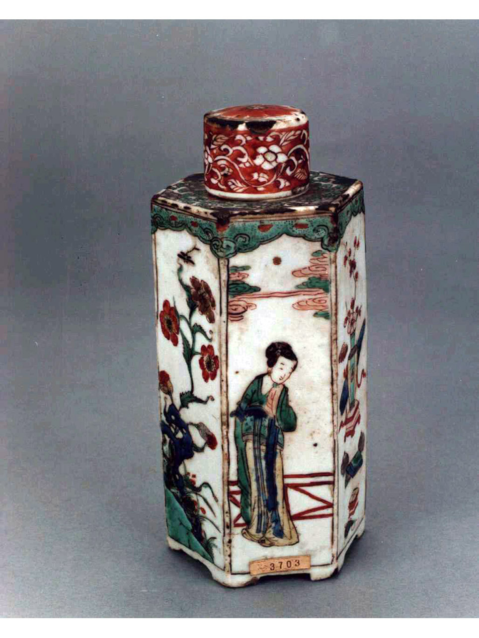 figure femminili/ motivi decorativi vegetali (bottiglia) - manifattura cinese (sec. XVIII)