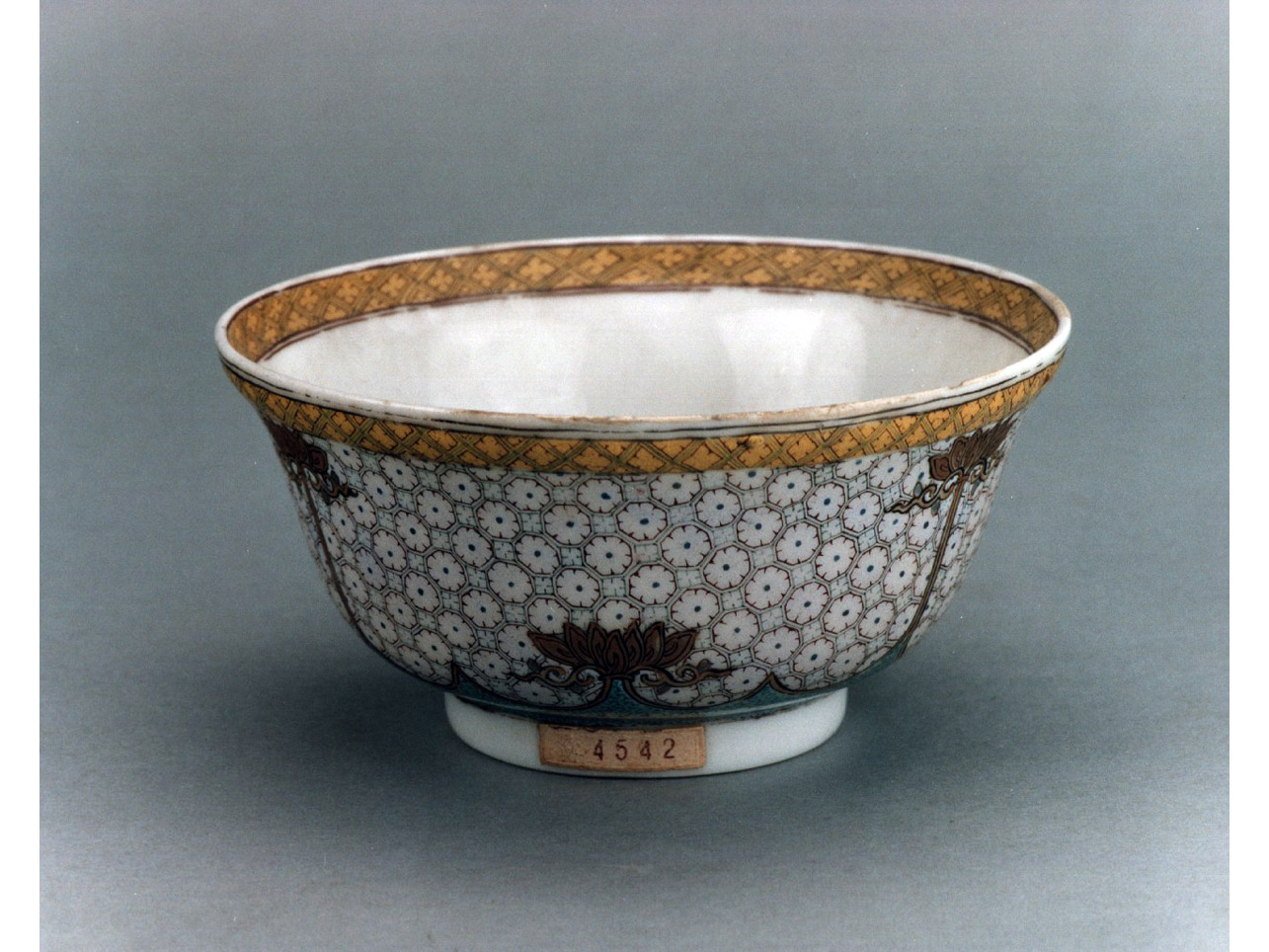 motivi decorativi geometrici e vegetali (coppetta) - manifattura cinese (sec. XVIII)