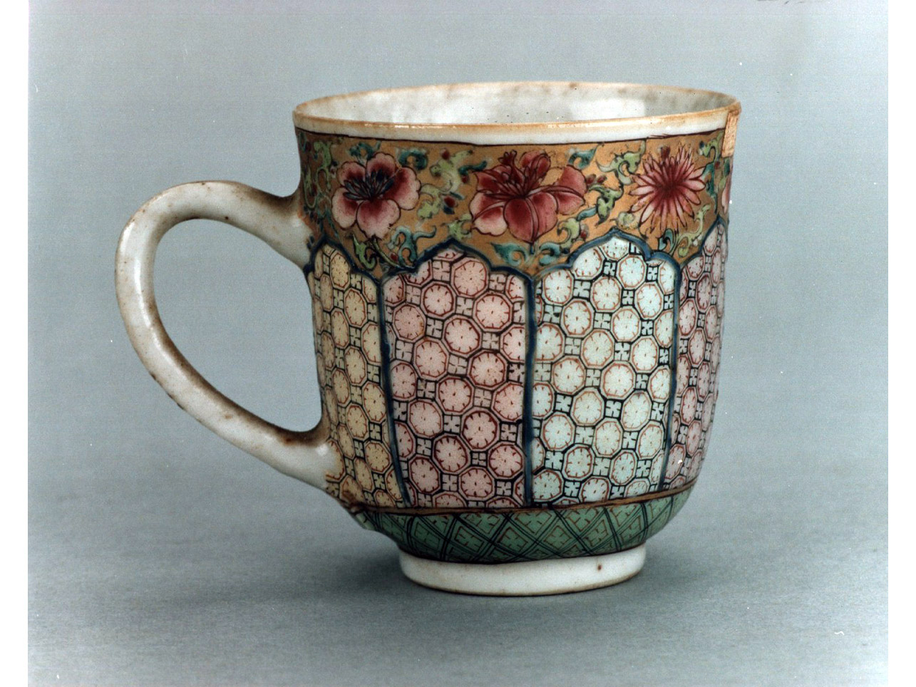 motivi decorativi geometrici e vegetali (tazzina) - manifattura cinese (sec. XVIII)