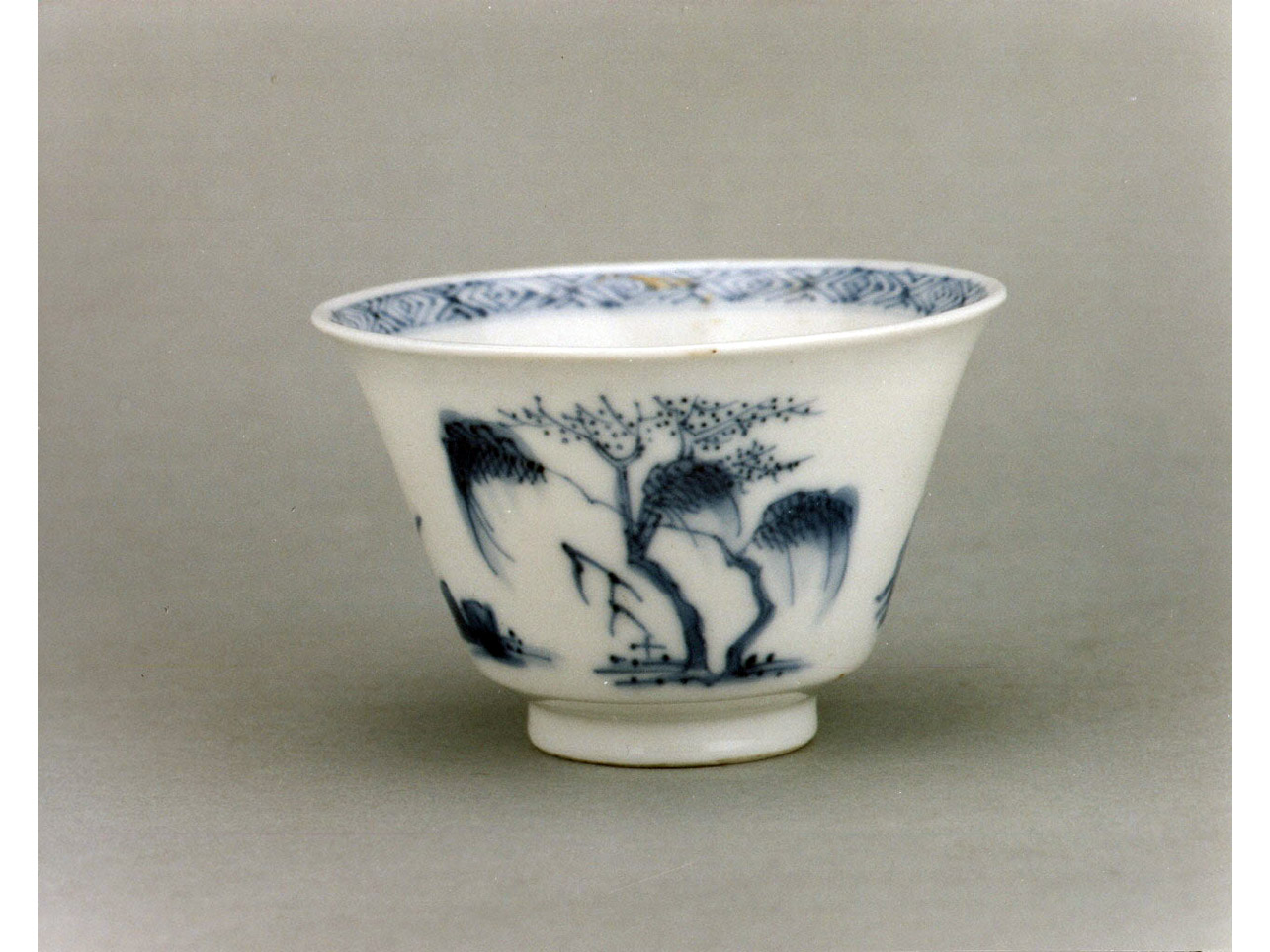 paesaggio con figure (tazzina) - manifattura cinese (prima metà sec. XVIII)