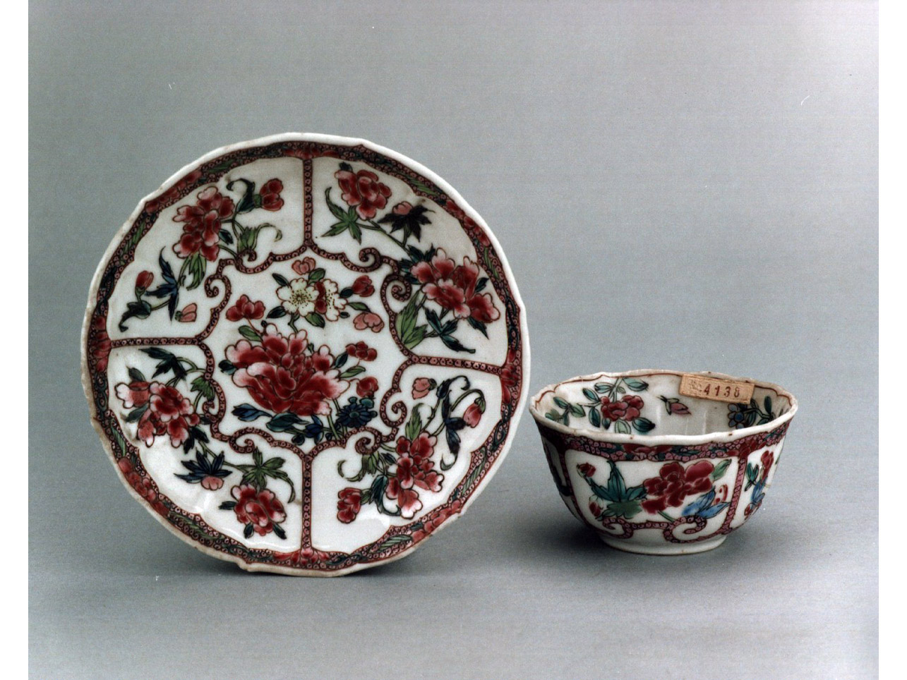 motivi decorativi geometrici e vegetali (piattino) - manifattura cinese (sec. XVIII)