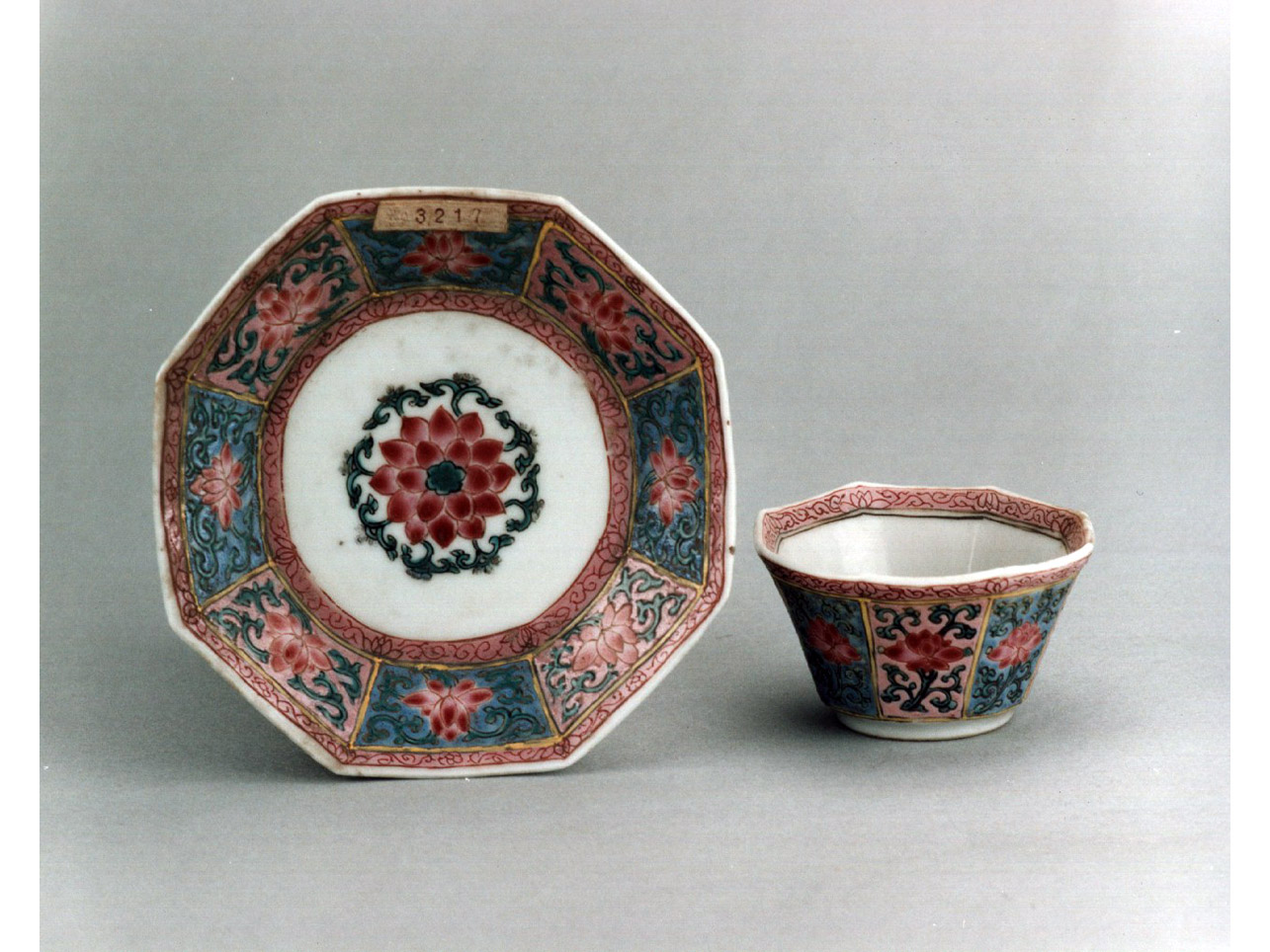 motivi decorativi geometrici e vegetali (tazzina) - manifattura cinese (sec. XVIII)