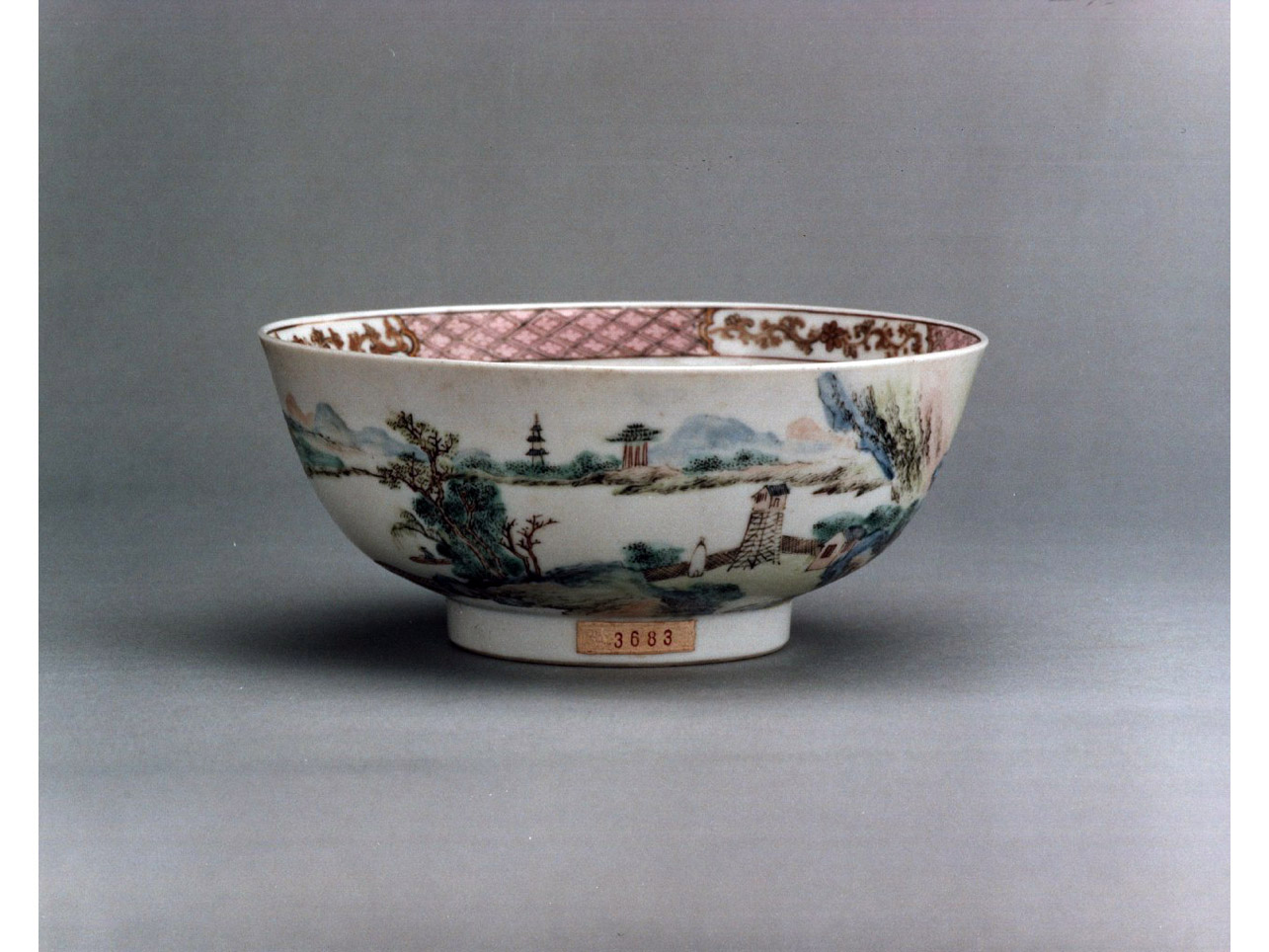 paesaggio/ motivi decorativi geometrici (coppetta) - manifattura cinese (sec. XVIII)