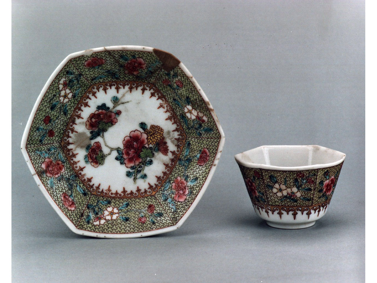 motivi decorativi geometrici e vegetali (piattino) - manifattura cinese (sec. XVIII)