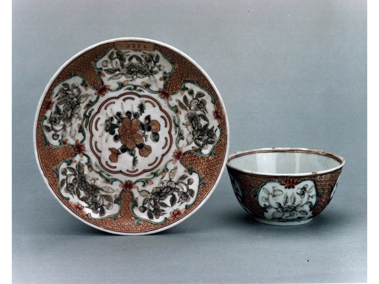 motivi decorativi geometrici e vegetali (piattino) - manifattura cinese (sec. XVIII)