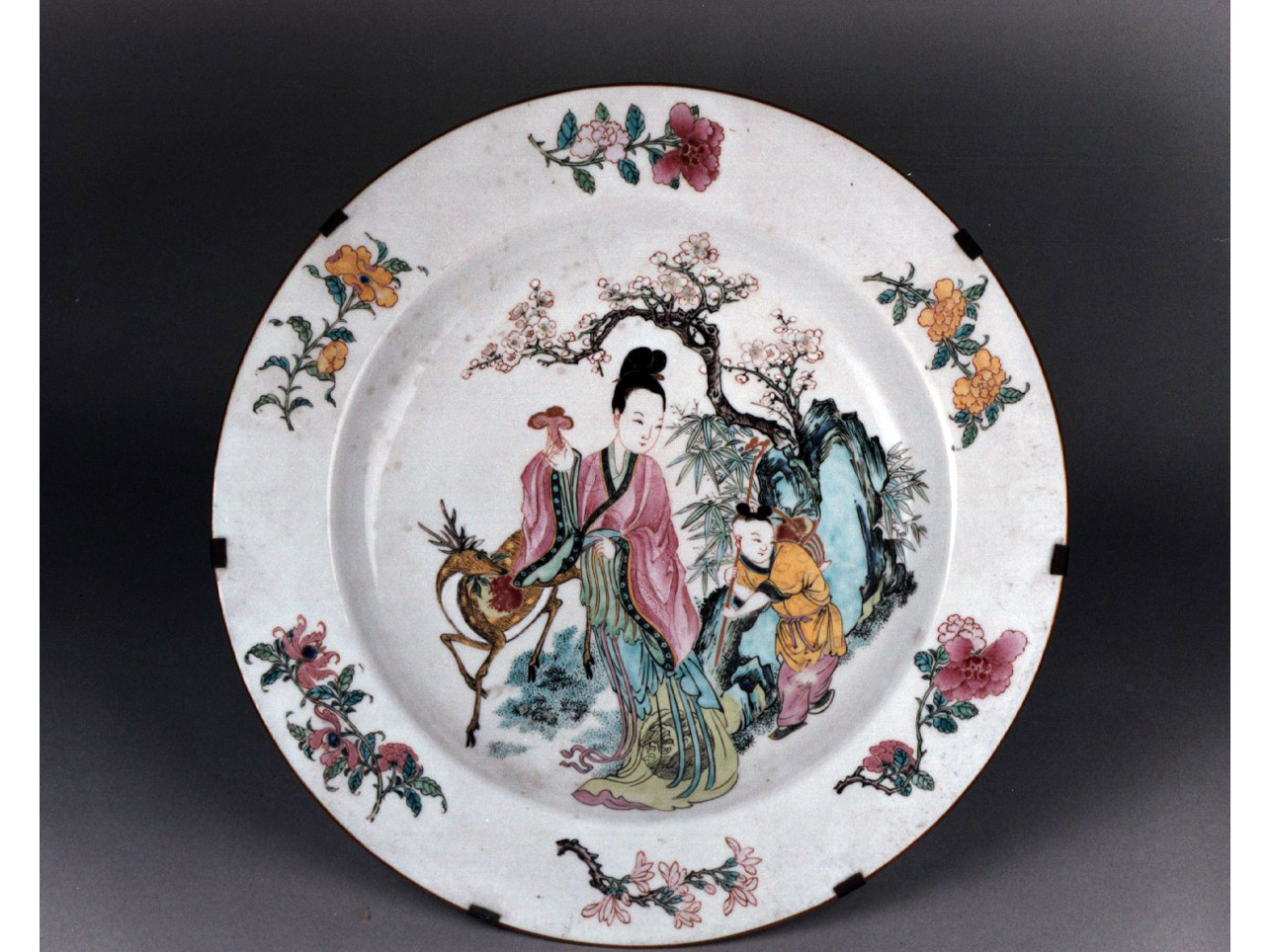 paesaggio con figure orientali/ motivi decorativi floreali (piatto) - manifattura cinese (sec. XVIII)