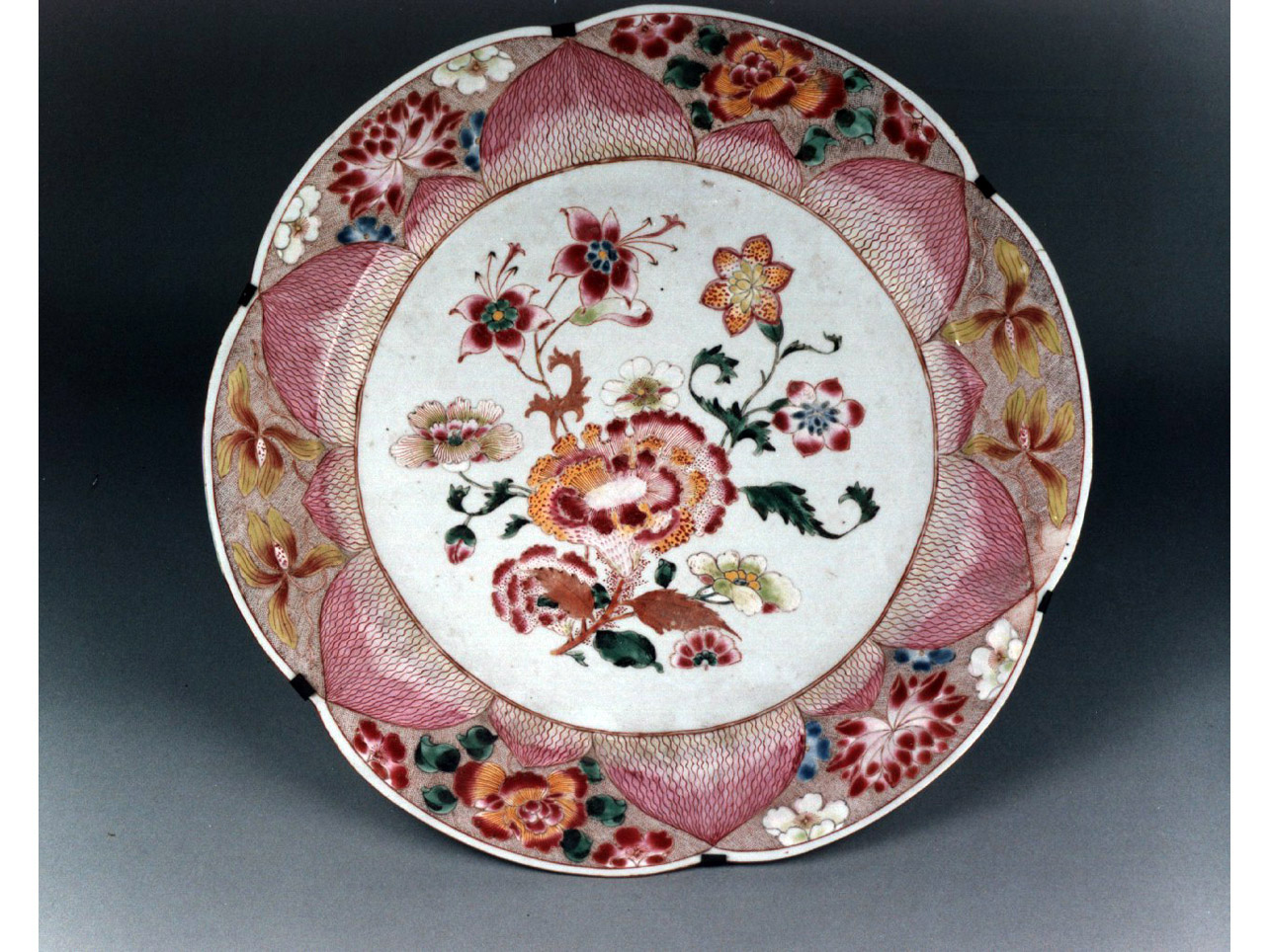 motivi decorativi floreali (piatto) - manifattura cinese (sec. XVIII)