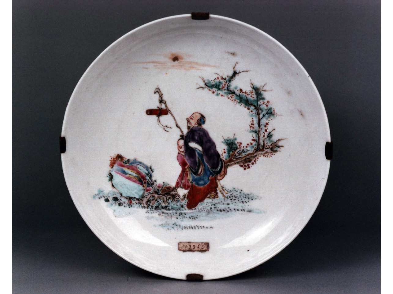 paesaggio con figura maschile e fanciullo (piatto fondo) - manifattura cinese (sec. XVIII)