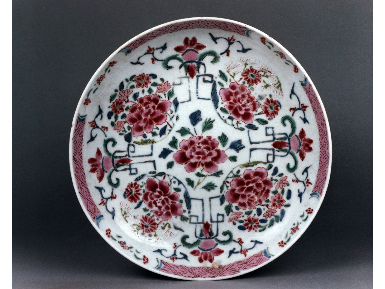 motivi decorativi geometrici e vegetali (piatto fondo) - manifattura cinese (sec. XVIII)