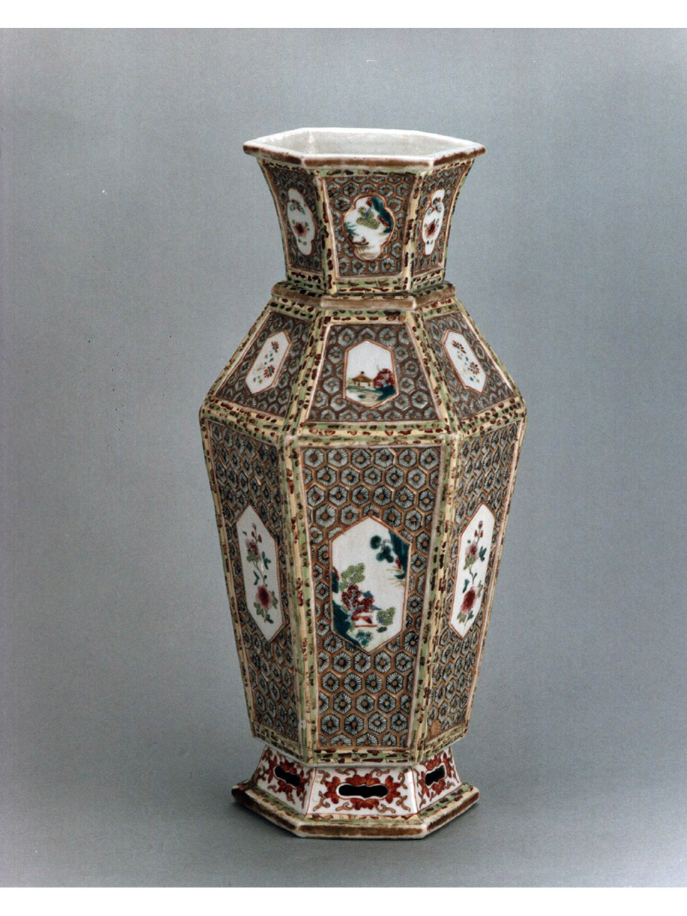 motivi decorativi geometrici e vegetali (vaso) - manifattura cinese (sec. XVIII)