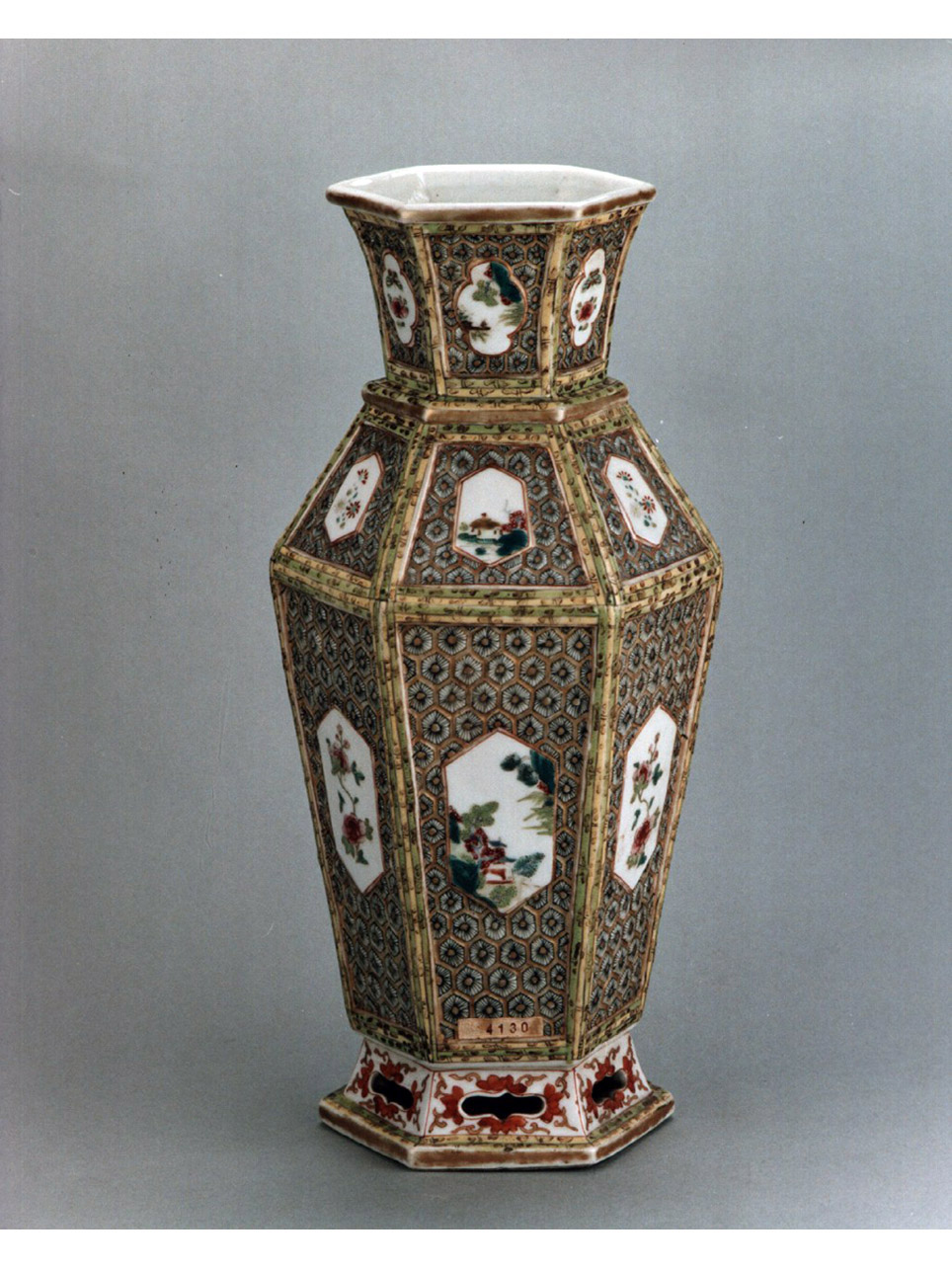 motivi decorativi geometrici e vegetali (vaso) - manifattura cinese (sec. XVIII)