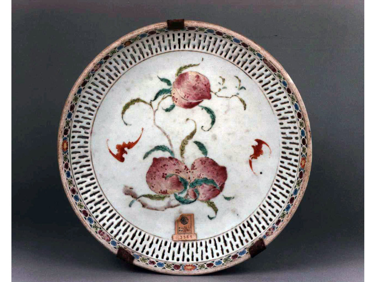 motivi decorativi vegetali e animali (piatto) - manifattura cinese (sec. XVIII)