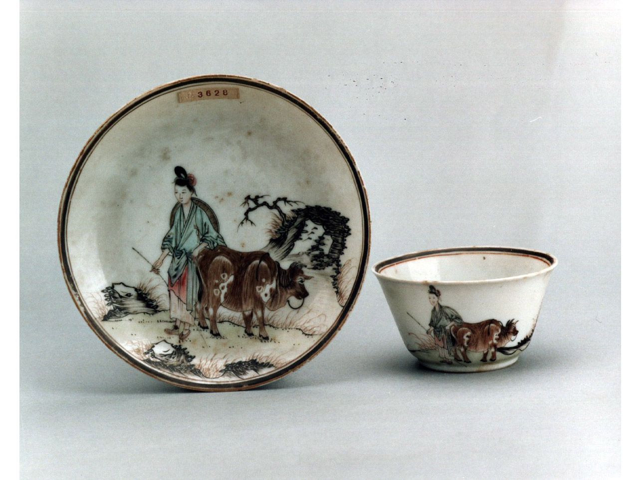 figura femminile e bue (tazzina) - manifattura cinese (sec. XVIII)