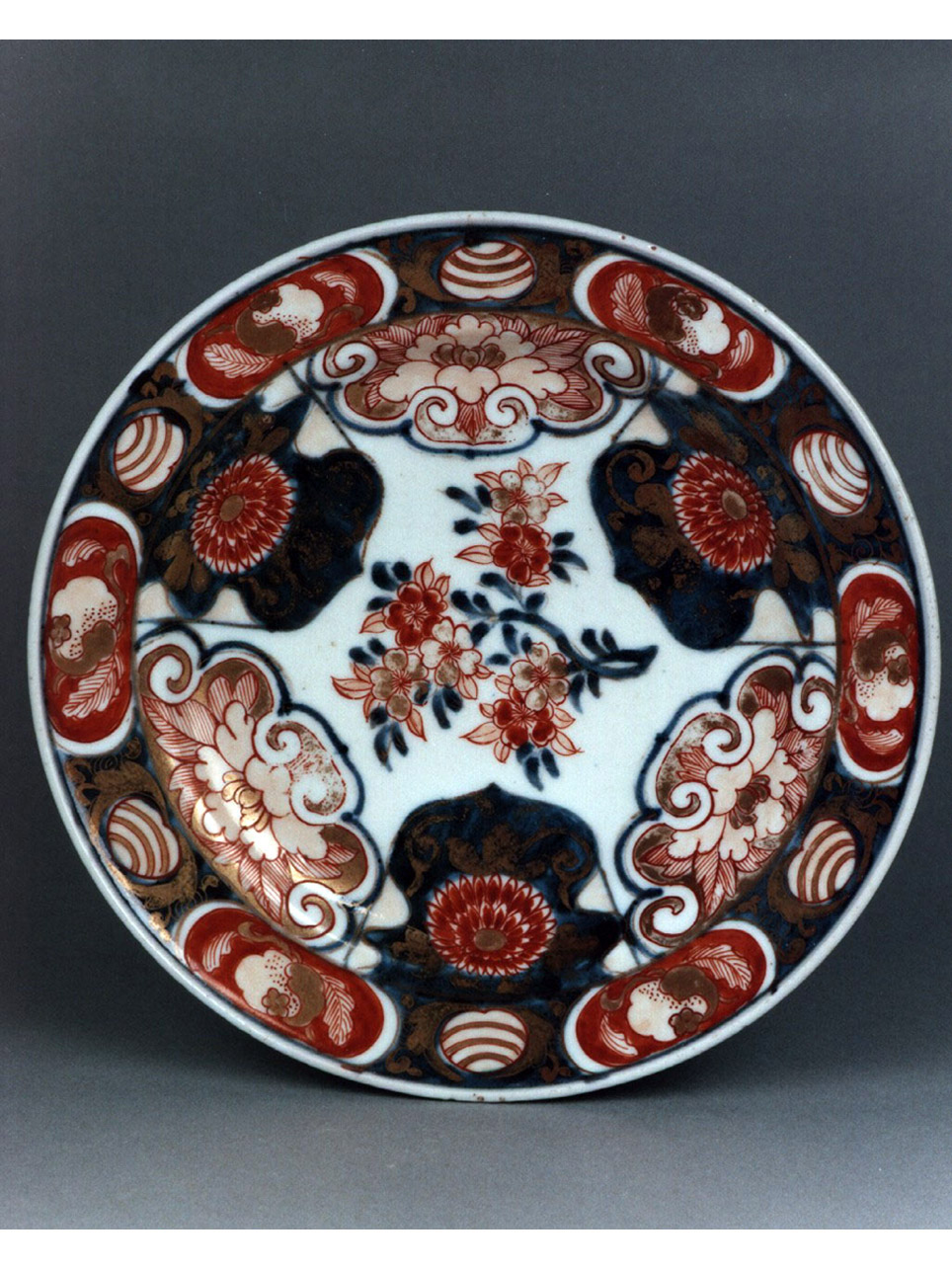 motivi decorativi vegetali stilizzati (piatto) - manifattura giapponese (sec. XVIII)