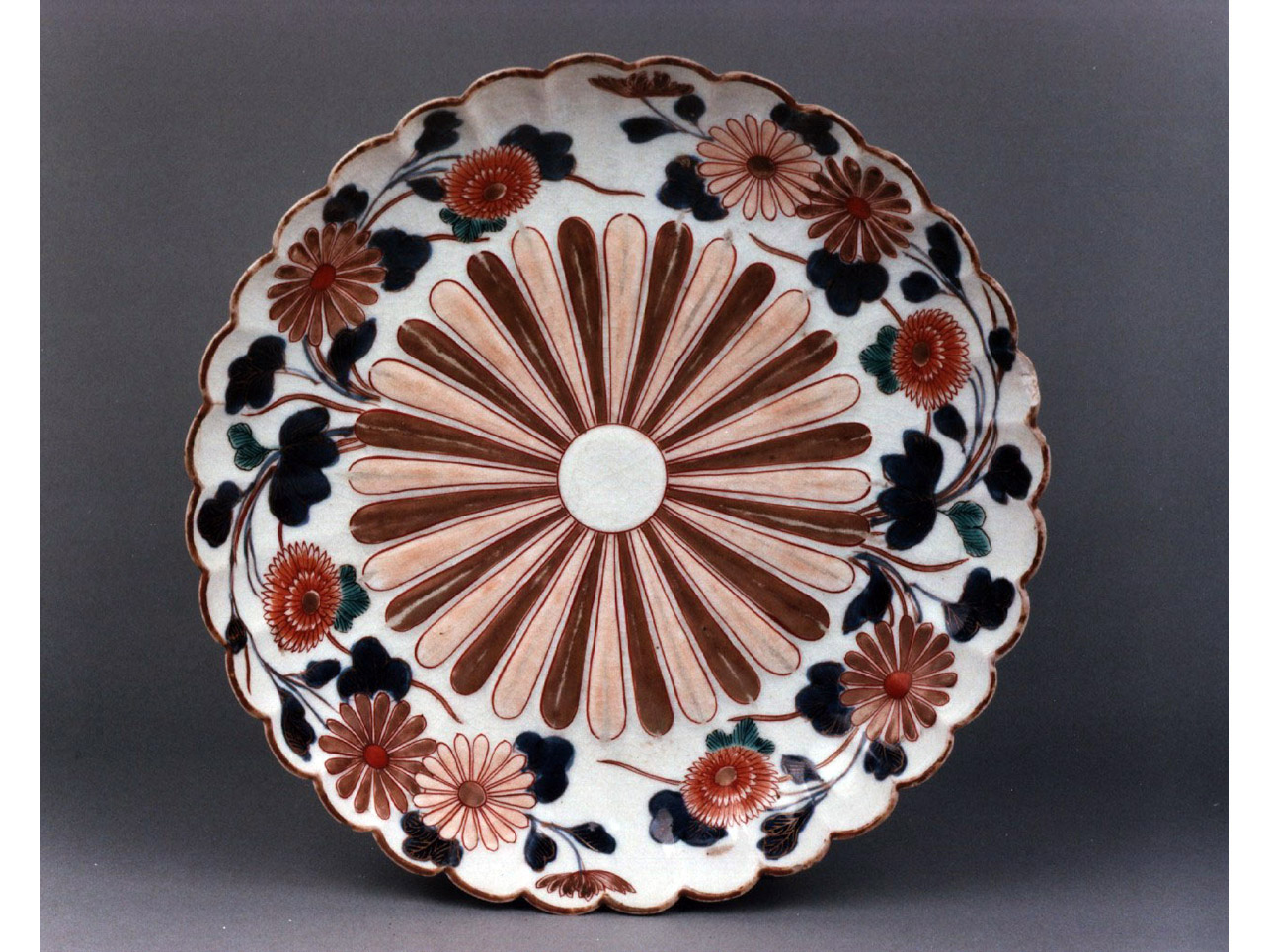 motivi decorativi vegetali stilizzati (piatto) - manifattura di Arita (secc. XVII/ XVIII)