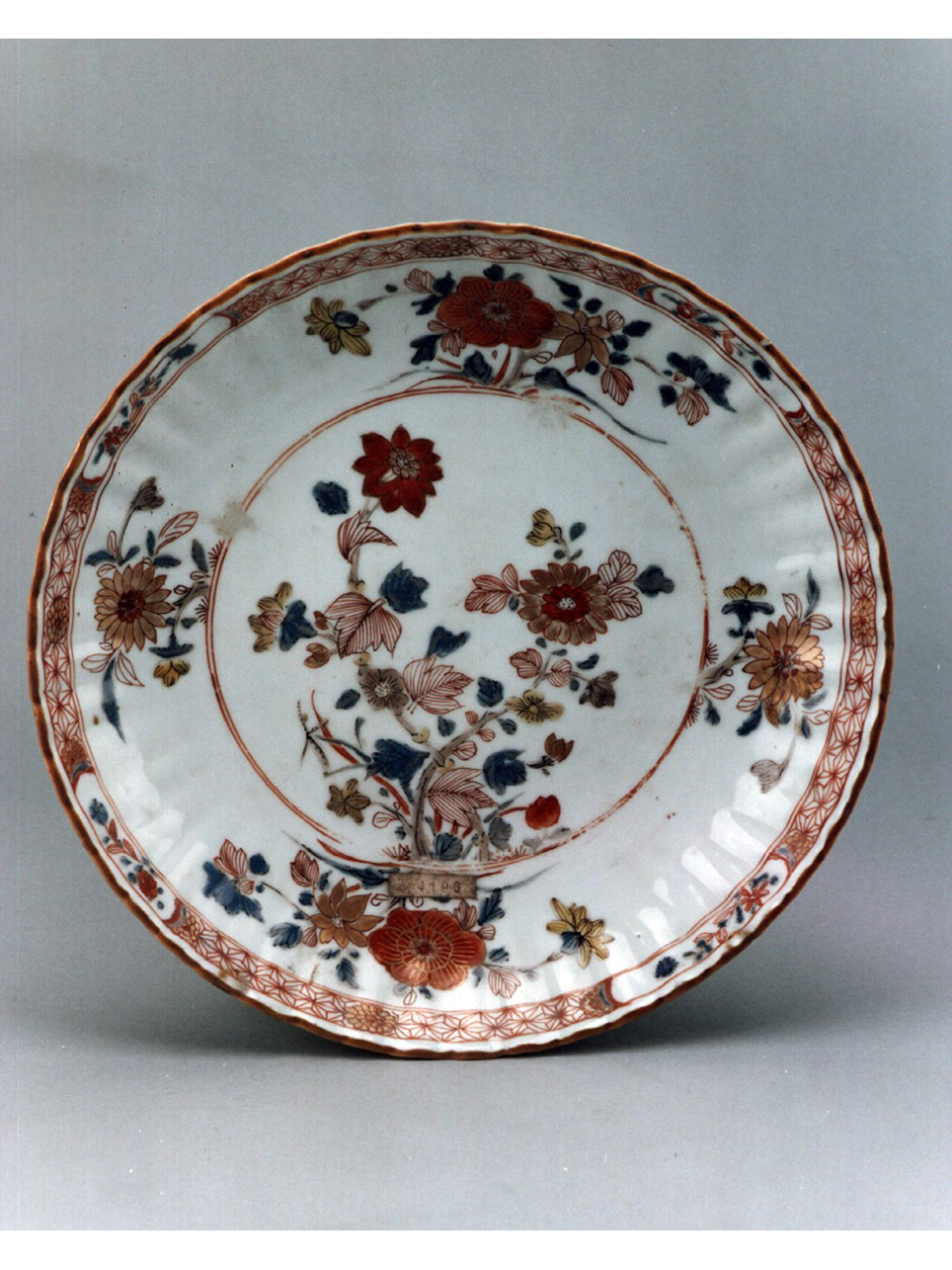 motivi decorativi floreali (piatto fondo) - manifattura cinese (sec. XVIII)