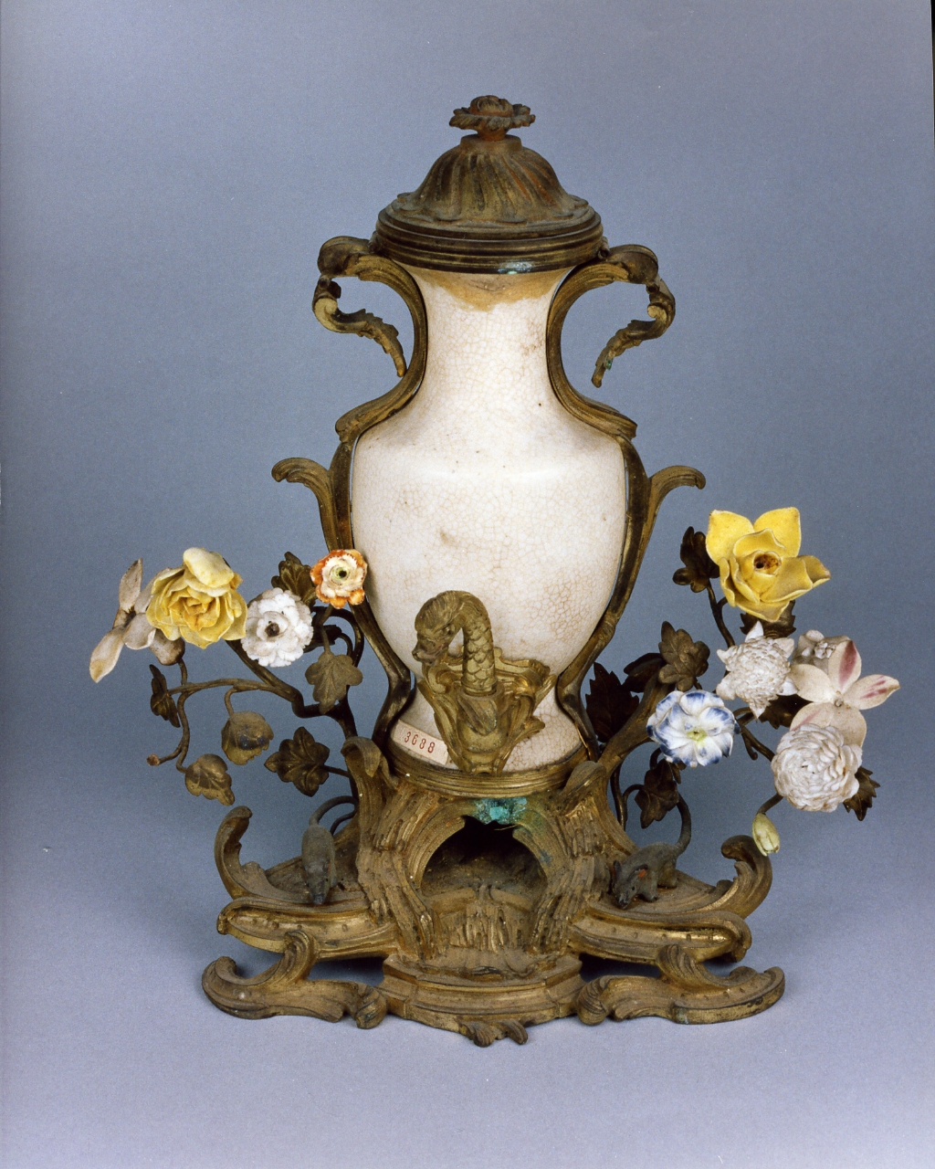 vaso - manifattura cinese, manifattura francese (prima metà sec. XVIII)