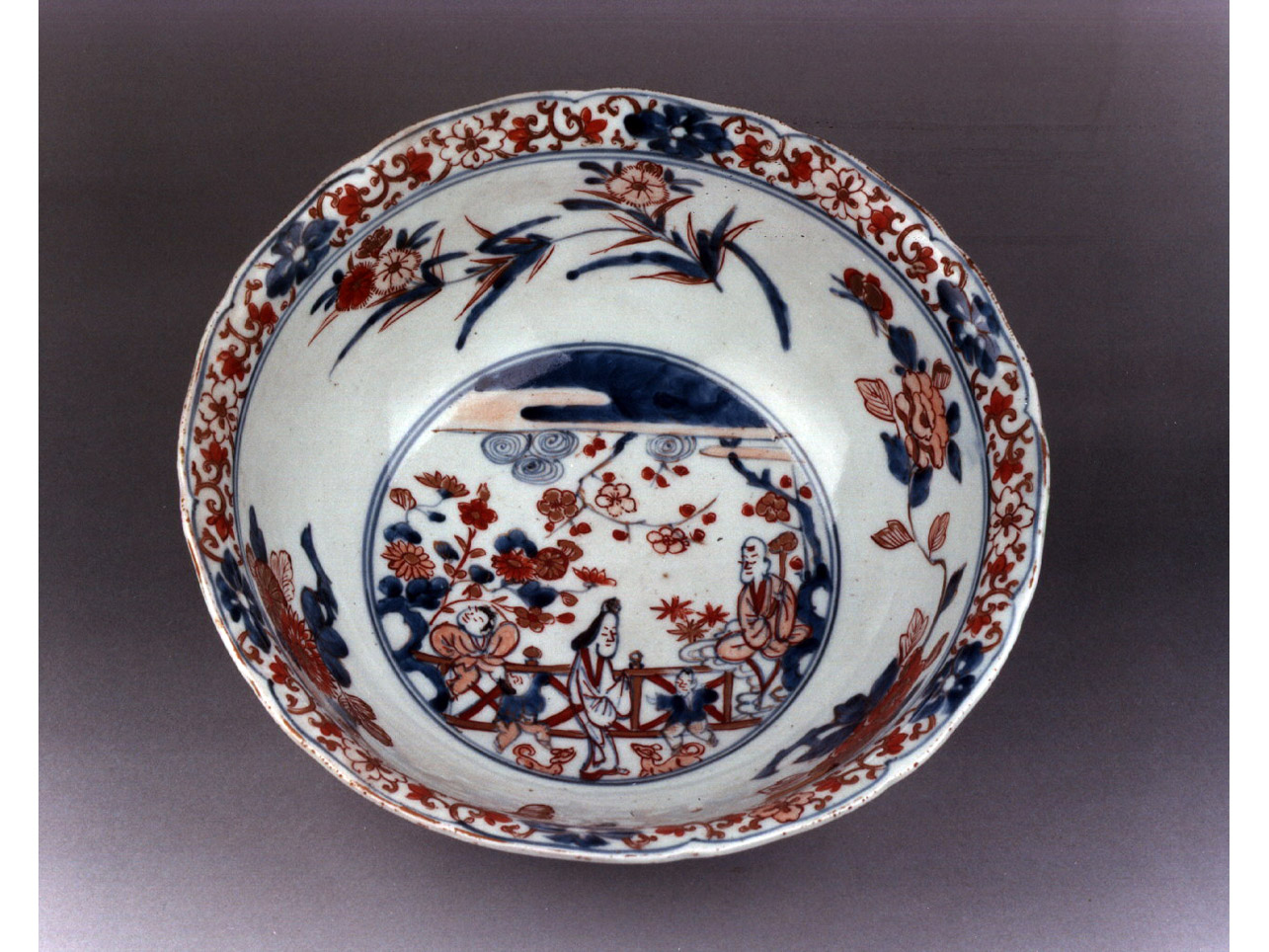 paesaggio con figure orientali/ motivi decorativi vegetali e animali (coppa) - manifattura di Arita (secc. XVII/ XVIII)