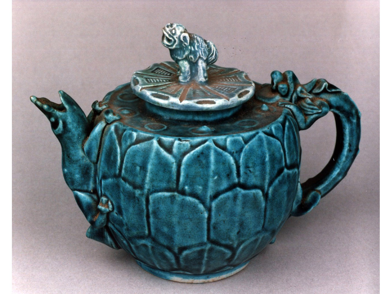 motivi decorativi vegetali e animali (teiera) - manifattura cinese (prima metà sec. XVIII)