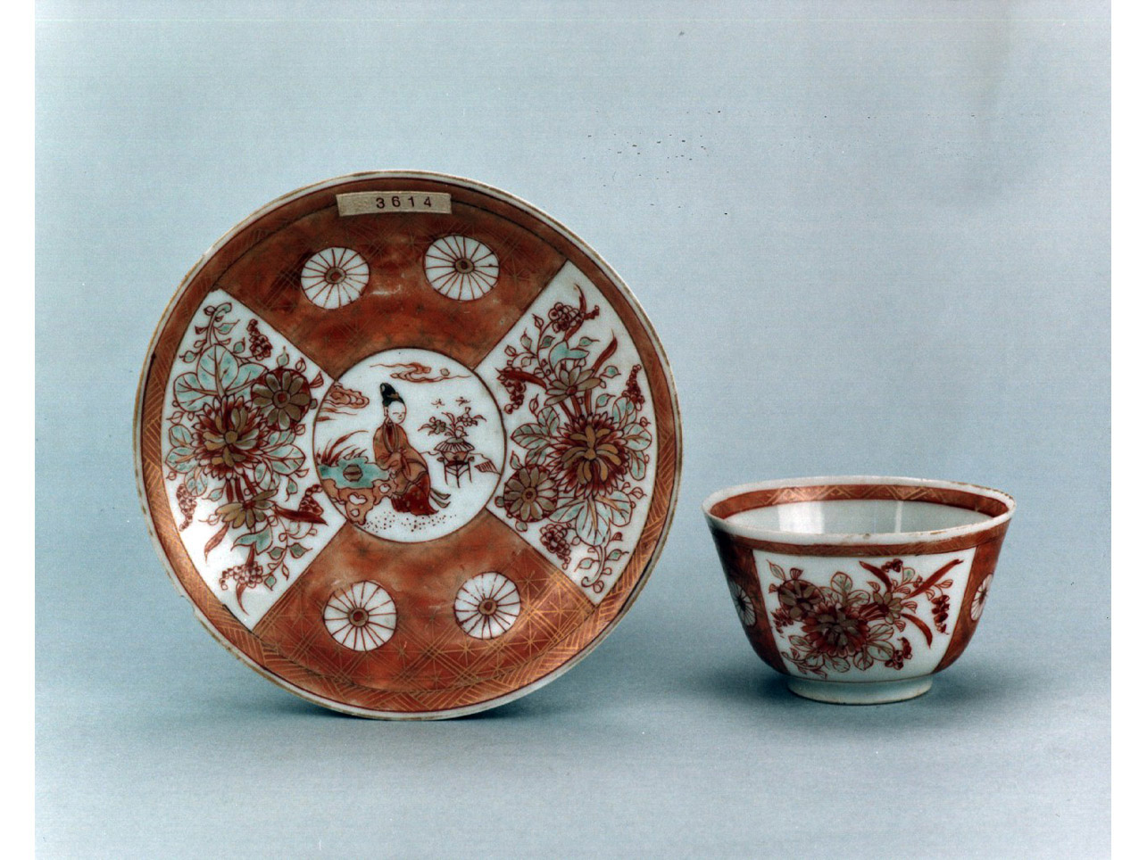 figura femminile/ motivi decorativi geometrici e vegetali (tazzina) - manifattura cinese (sec. XVIII)