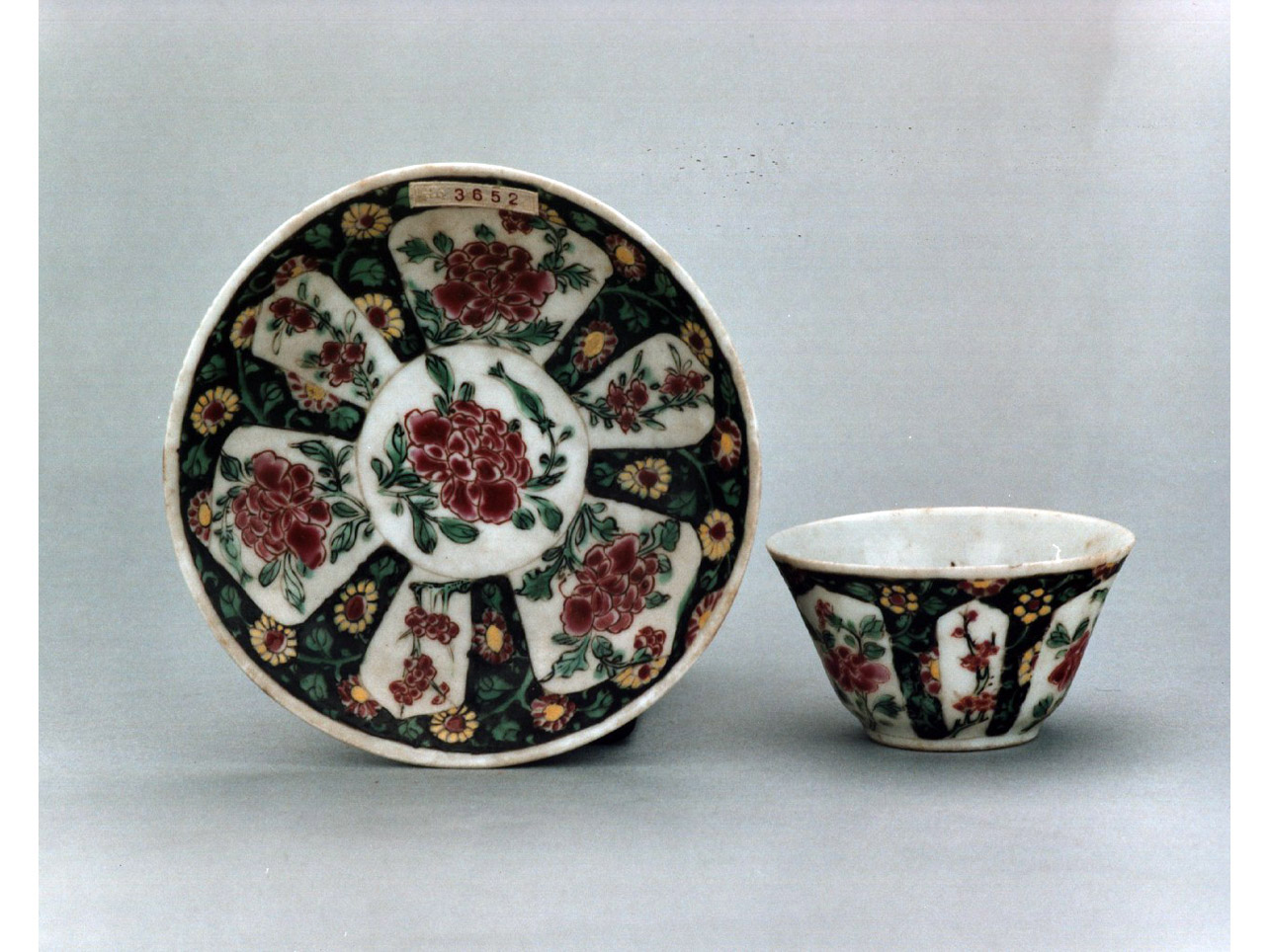 motivi decorativi vegetali (piattino) - manifattura cinese (sec. XVIII)