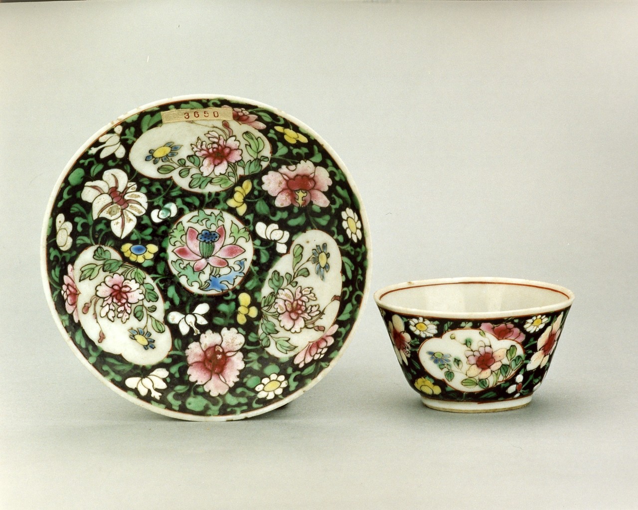 motivi decorativi vegetali (tazzina) - manifattura cinese (sec. XVIII)